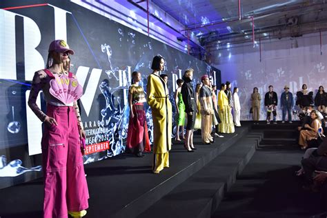  Bangkok Fashion Week 2017'nin Parlak Yıldızları: Gaysorn'un İkonik Koleksiyonu ve Tayland Moda Endüstrisinde Yeni Bir Dönem